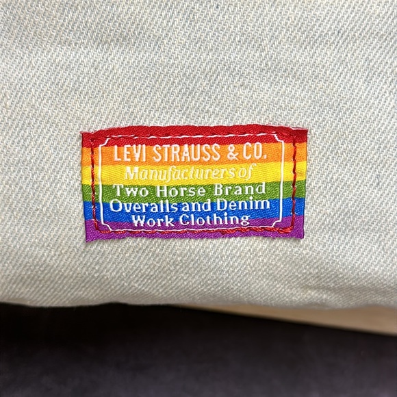 Levi’s Denim PRIDE 🏳️‍🌈 Fanny pack! - Picture 3 of 17